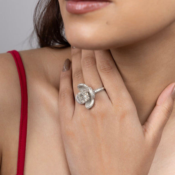 Blooming Diamond Halo Ring - Gold Era 
