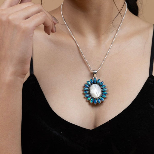 Elegant Blue Radiance Pendant - Gold Era 